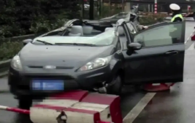 Chinees maakt van sedan een cabrio