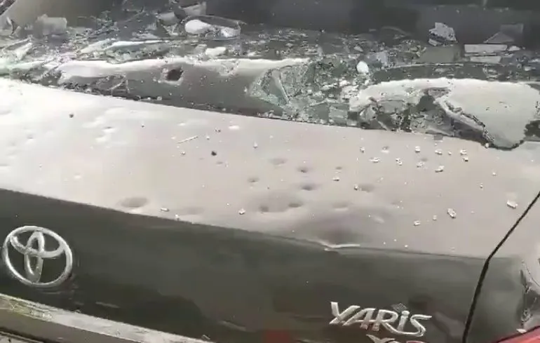 Parkeerterrein in Canberra laat aftermath van extreme hagelbui zien