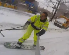 Casey Neistat pakt snowboard door New York