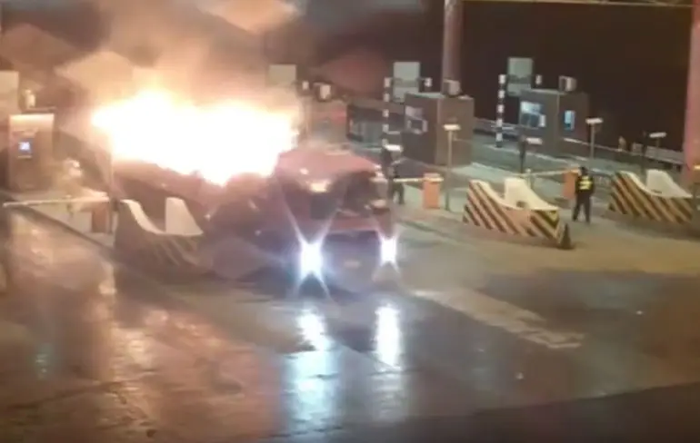 Rijden met een bak vol vlammen