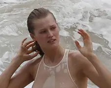 Toni Garrn in doorkijk shirtje