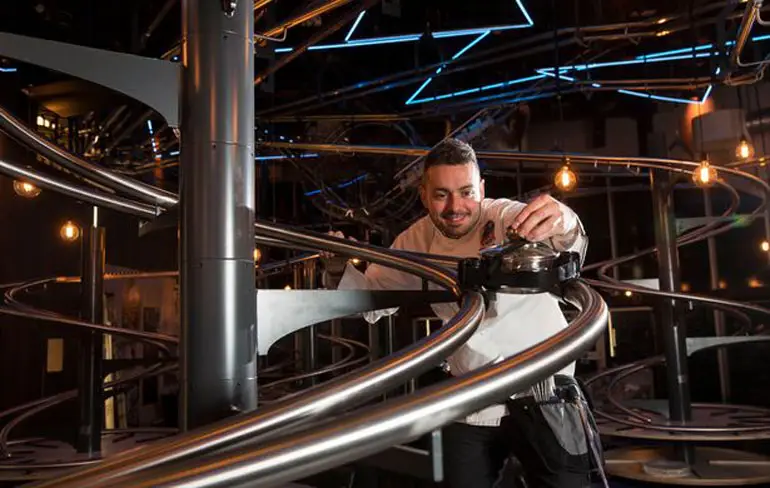 Laat je eens serveren door een achtbaan in het Rollercoaster Restaurant
