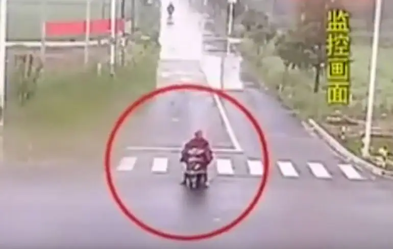 Chinees zet het op een lopen wegens vrachtwagen