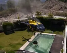 Brandweer heli leent even wat water