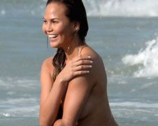 Topless Chrissy Teigen tijdens shoot Miami Beach