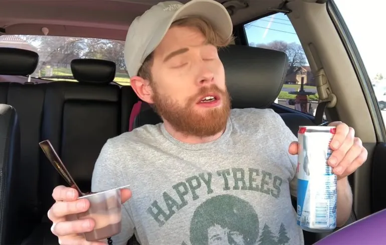 Brandon Farris is niet zo heel goed in de Choco Challenge