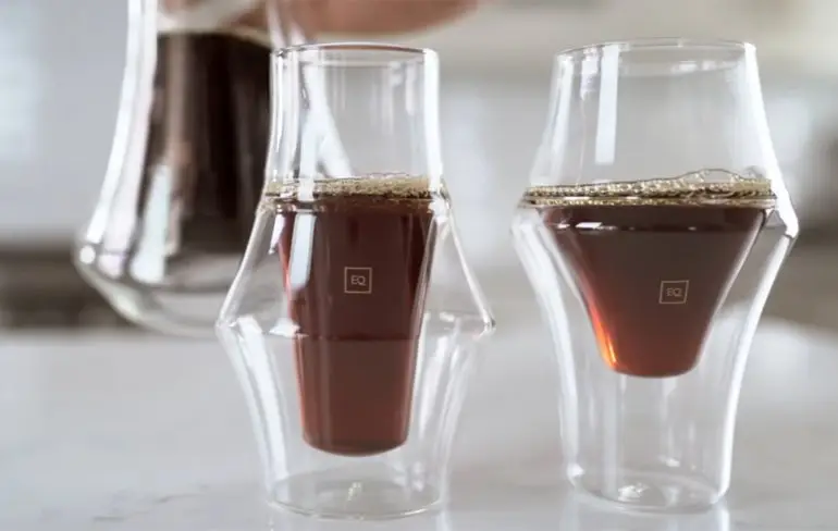 Alle gekte voorbij met speciale koffiekopjes van doorgeslagen dwazen