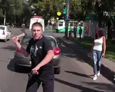 Een hele boze Renault Clio bestuurder in Novokuznetsk