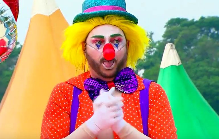 Meeste irritante clown ooit gaat voor waterpark en een ritje
