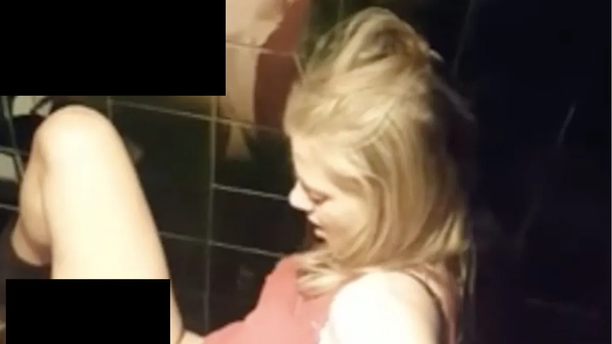Dames zijn even los op toilet in een club