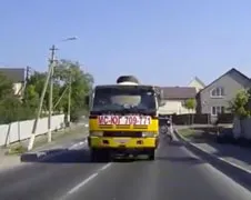 Betonwagen vliegt uit de bocht