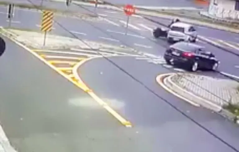 Fiat Uno omgooien met een Harley Davidson doe je zo