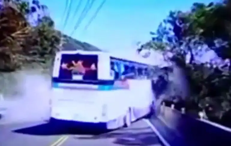 Vrachtwagen knalt op bus in Yilan, Taiwan