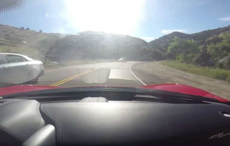 Iets te zelfverzekerde dude in een gehuurde Ferrari 458 Italia