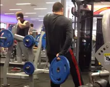 Gast laat zien hoe je apparaat moet gebruiken in sportschool