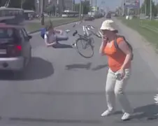 Vrouw maakt kennis met Matiz op zebrapad