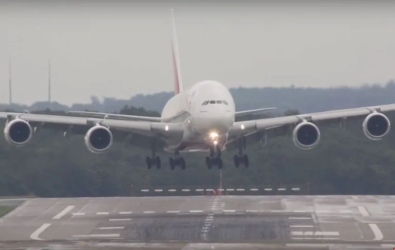 Airline porno: A380 crosswind landing in Düsseldorf