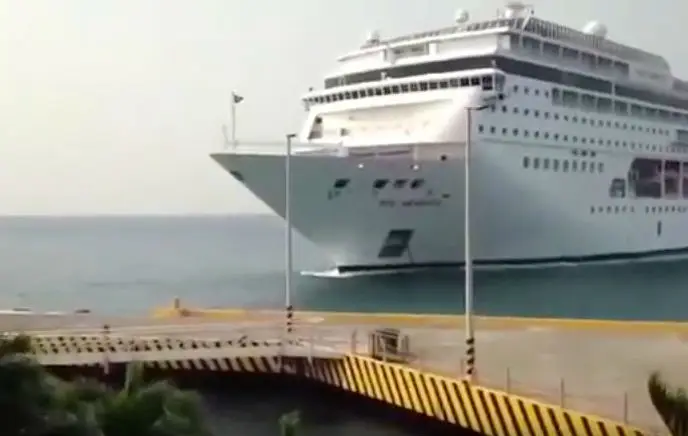 Cruiseschip MSC Armonia ramt kade in Roatan, Honduras