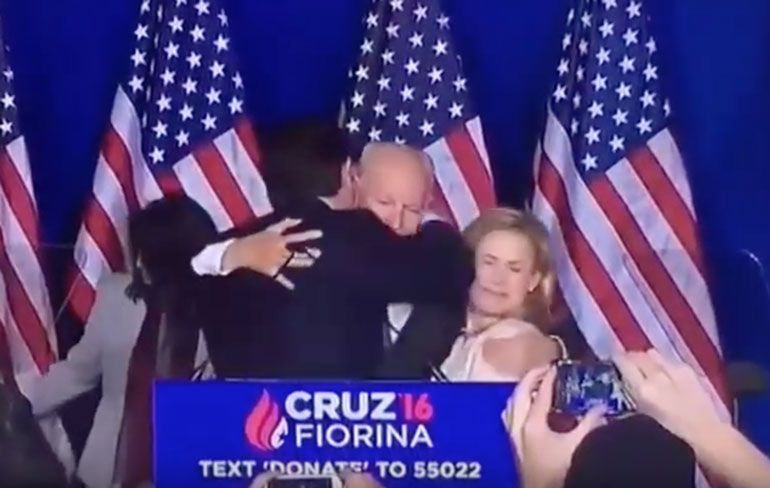 Ted Cruz geeft op en geeft zijn vrouw een elleboogje