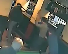 Kroegbaas pakt er even een keu bij