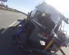 Russische wielrenners maken kennis met vrachtwagen