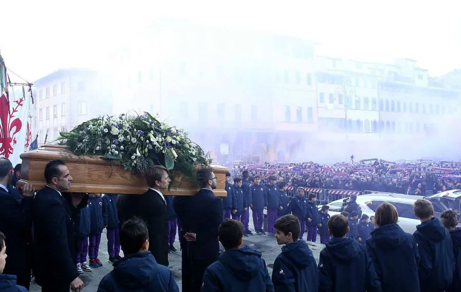 Indrukwekkend afscheid van Davide Astori