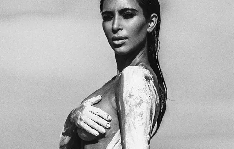 Kim Kardashian naakt in woestijn voor Kesler Tran