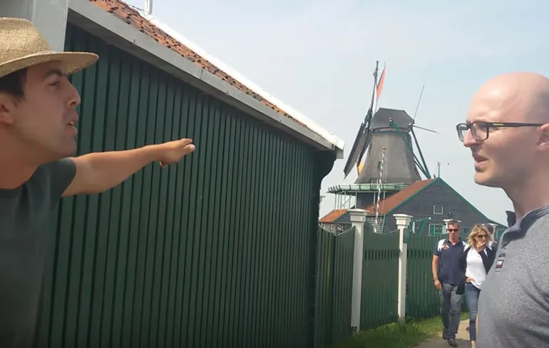 Komt een polyglot een andere polyglot tegen en ze maken een praatje