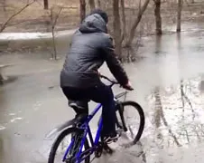 Dimitri mag graag door plas rijden