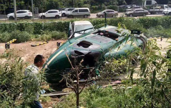 Helikopter komt naar beneden in Beijing
