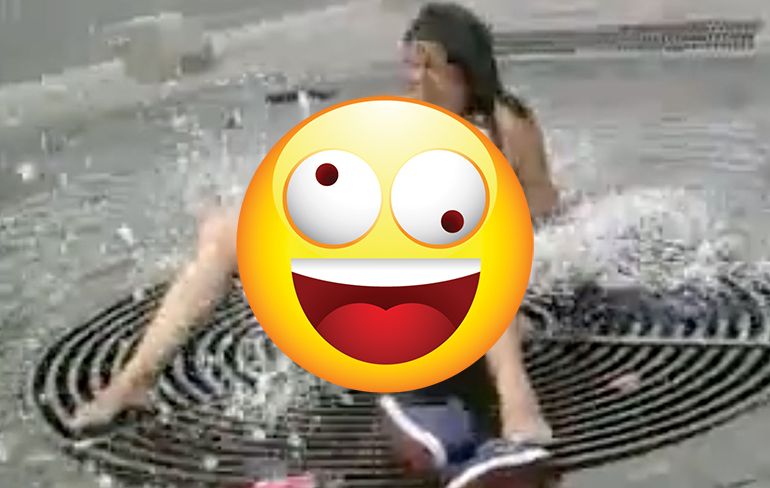 Zuid-Amerikaanse dame speelt wild in fontein