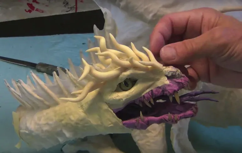 Draak maken van papier en lijm