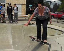 Dronken mams doet poging tot nog jong zijn in skatepark
