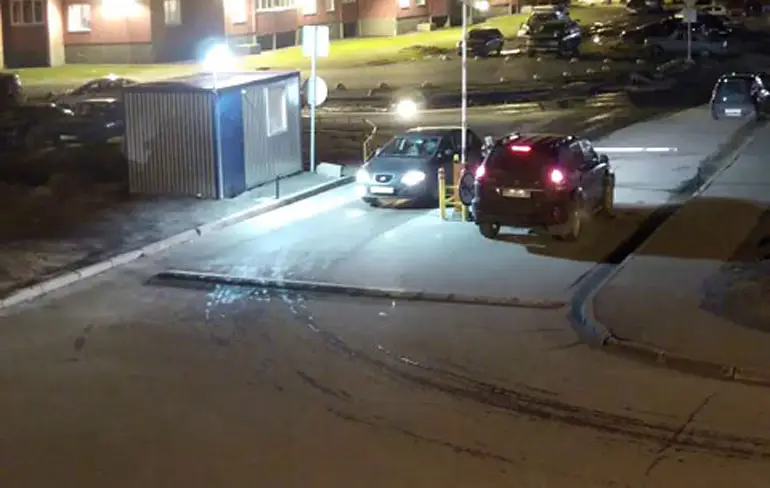 Woeste vent gaat slagboom te lijf