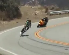 Elektrische fiets pakt bochtje op Mulholland Drive