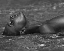 Elsa Hosk sexy en topless voor Sam Crawford