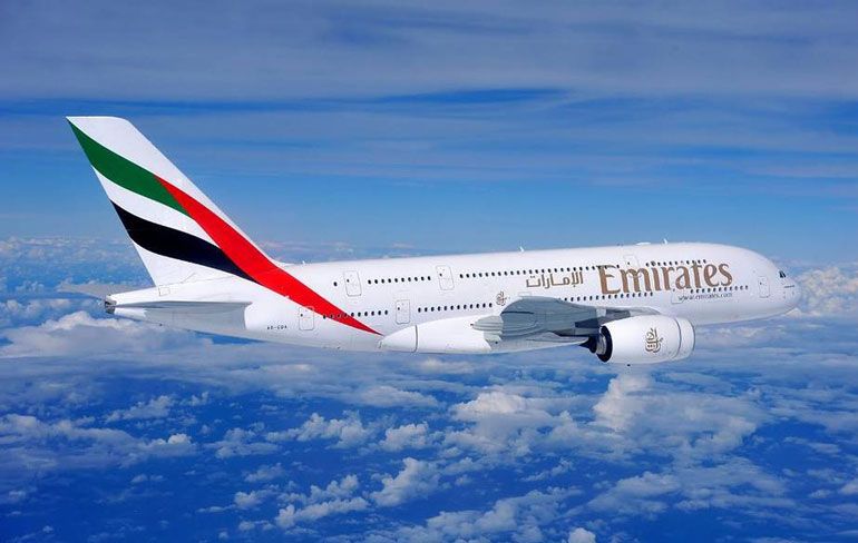 Emirates A380 vliegt onder helikopter door