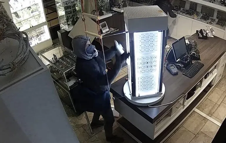 Juwelier uit Emmen deelt CCTV beelden van roof