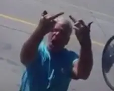 Hele boze meneer gaat even uit zijn dak