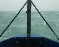 Beelden van storm voor de kust van Ierland
