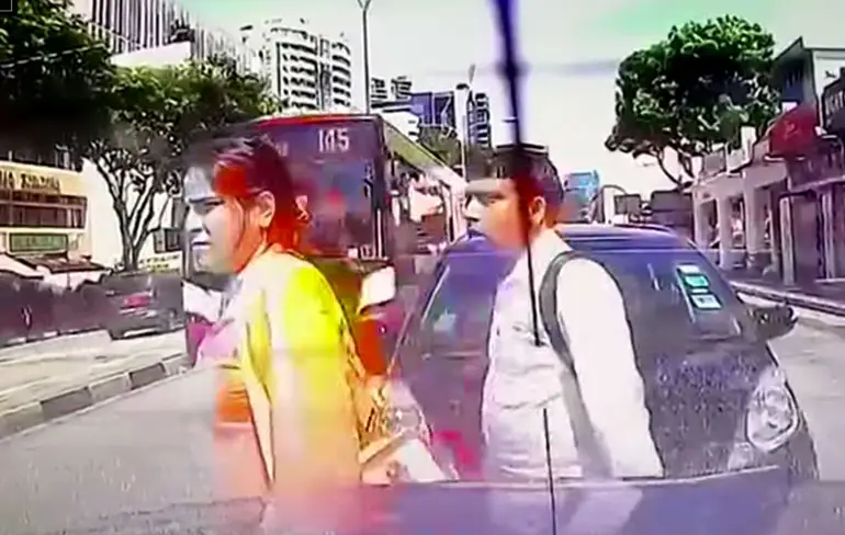 Dame ziet enorme bus over het hoofd in Singapore