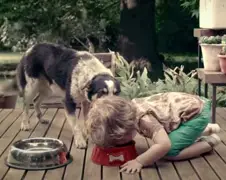 Coke gooit het op kersverse papa’s en mama’s