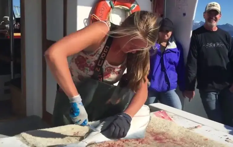 Dame fileert flinke vis in een handomdraai