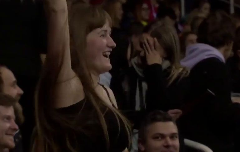 Dame pakt even camera momentje tijdens ijshockeywedstrijd
