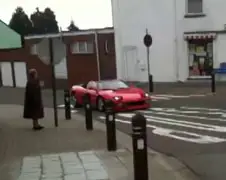 Patser uithangen met Ferrari 348 gaat bijna goed