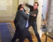Parlementsleden gaat even los op elkaar
