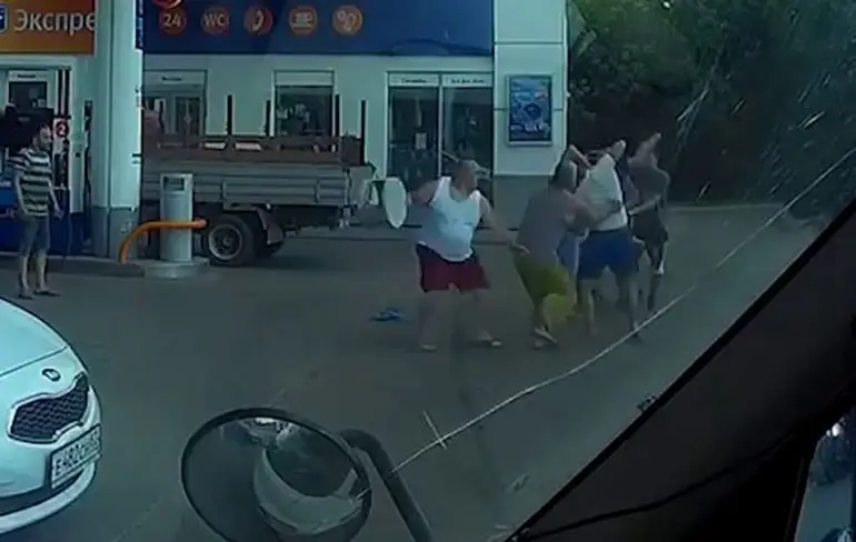 Tanken en matten kan beide bij dit tankstation