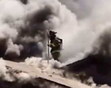 Brandweerman in Fresno maakt akelige val