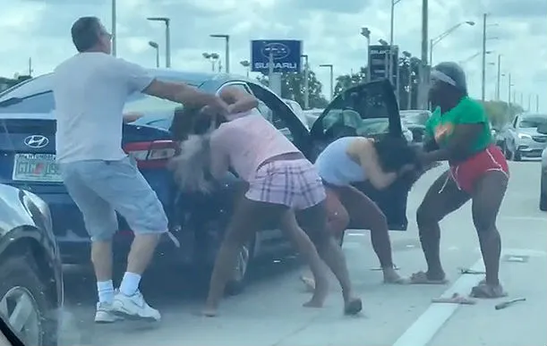 Vrouwen vliegen andere vrouwen aan in Florida
