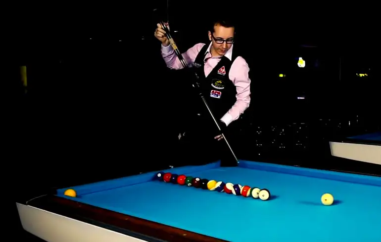 Florian ‘Venom’ Kohler doet zijn 2016 Pool Trick Shots